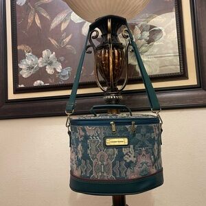 American Touister please check all picture of condition